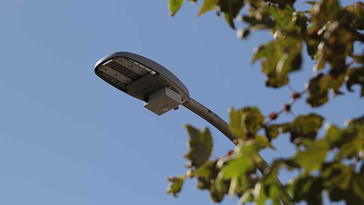 Samle inn data fra sensorer plassert på LED-gatelys