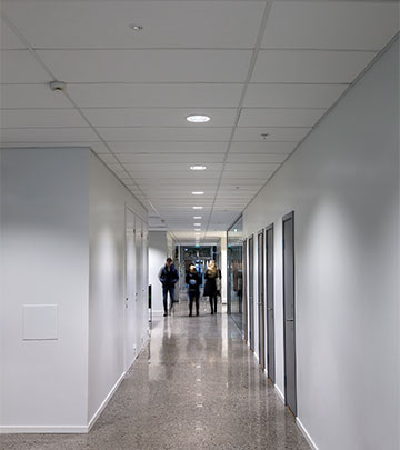 Korridor opplyst med LuxSpace