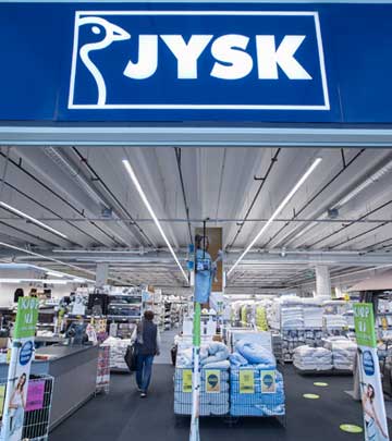 Løsningen ble CoreLine Trunking, skinnemonterte armaturer fra Philips. Fordelene med armaturene var at de kunne erstatte armaturene som allerede satt i taket 1:1, og i tillegg gi  butikken et futuristisk, men likevel nøkternt, preg. Andreassen forteller: «Etter en positiv og effektiv dialog, planlegging og installering, fikk vi den nye løsningen, og den fungerer bra». Simon Benno Sæther, KAM hos Philips Lighting, og ansvarlig for dette prosjektet fortsetter: «Dette er en ekstrem funksjonell løsning med helt enkel drift som gir store energibesparelser. Første  ansatt på jobb om morgenen slår av alarmen og belysningssystemet starter, om kvelden slår man på alarmen og lyset slukker. Så enkelt er det.