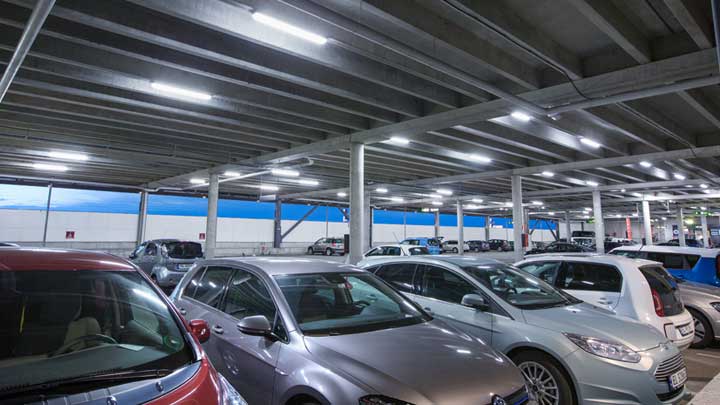 Bedre atmosfære og sikt i parkeringsanlegget ved Moss Lufthavn Rygge med LED lysrør
