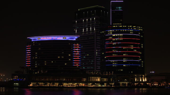 LED I-Color-aksentbelysningen fra Philips Lighting gjør fasaden til de to Dubai-hotellene til et ekte blikkfang