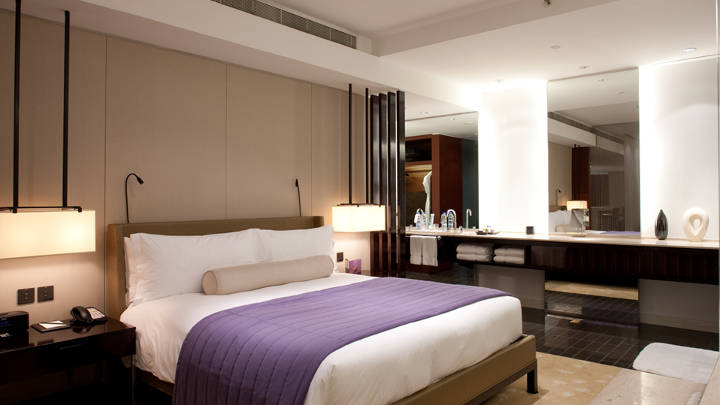 Philips Lighting ga hotellrommene magisk stemning ved hjelp av en rekke LED-, CFL‐I- og energisparende halogenlys.