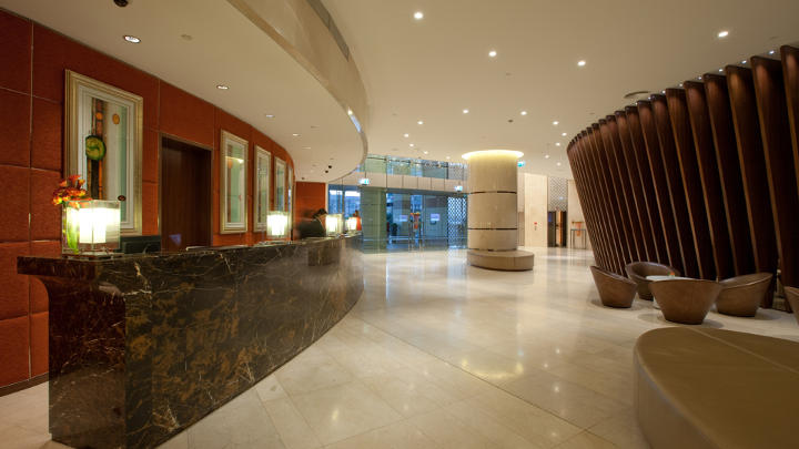 Resepsjonen til de to Dubai-hotellene belyst med Philips Lighting