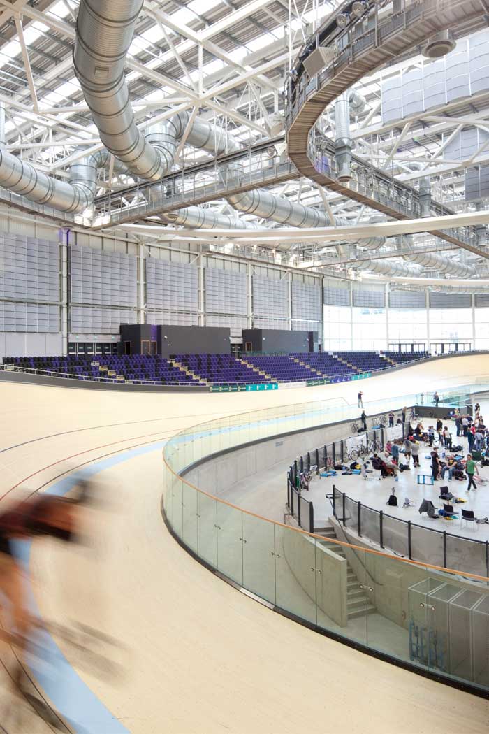Syklister tester ut Emirates Arena (Storbritannia), som er belyst med Philips sportsbelysning