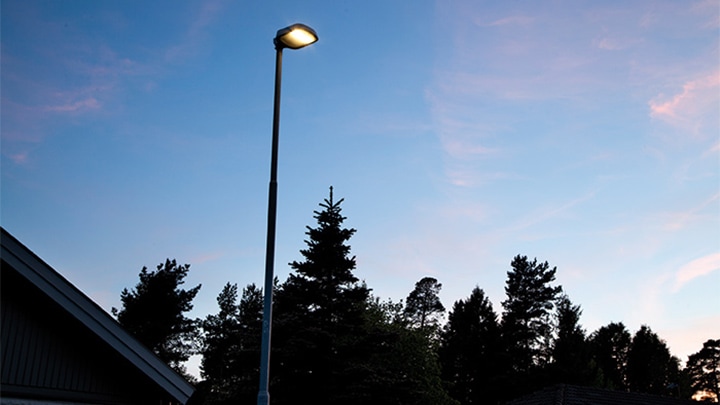 Nærbilde av stolpearmatur i Enköping, Sverige 