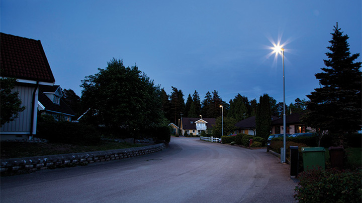 En gate i et boligområde i Enköping, Sverige, belyst med bybelysning fra Philips 