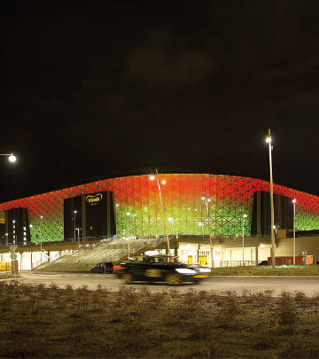 Friends Arena i Sverige har fått en fasade som kan endre farge etter behov 