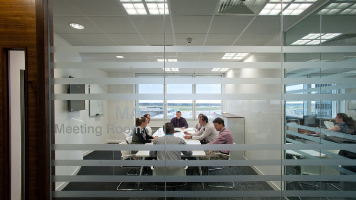 Møterommet i Manchester Airport Olympic House belyst med LED-kontorbelysning fra Philips
