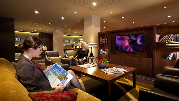 Lobbyen i Marriott Hotel i Frankfurt er belyst med Philips LuxSpace- og Spot LED 3-armaturer.