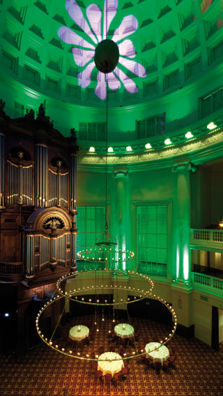 I dette rommet på Renaissance Hotel gir den dekorative belysningen fra Philips et grønt lys