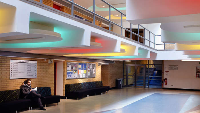 Philips Lighting har gitt foajeen på universitetet i Surrey energieffektiv, iøynefallende belysning
