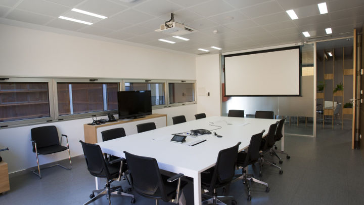 Philips-løsninger for kontorbelysning sørger for godt arbeidsmiljø i møterommet hos E.ON Spania
