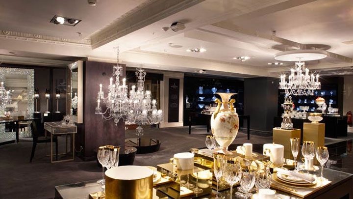 Pent belyste produkter med Philips-butikkbelysning, og Philips-lamper for lysekroner på Harrods, Storbritannia 