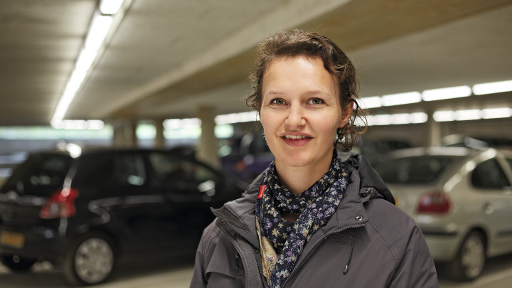  Kvinner som smiler foran bilene i Eiteren parkeringshus, belyst av Philips Lighting 