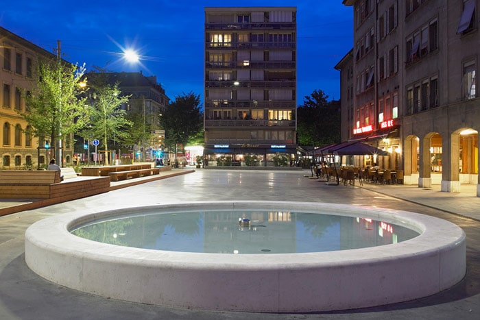 Torg i Genève i Sveits, pent belyst med bybelysning fra Philips 