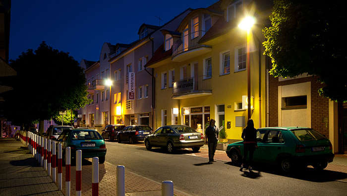 Nattlig spasertur i gater med gatebelysning fra Philips 