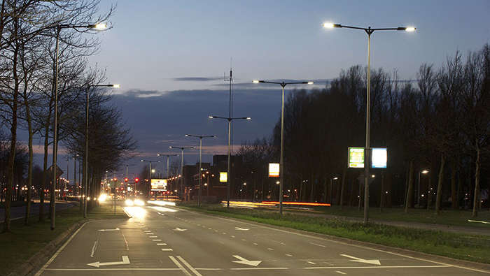 En gate belyst med Philips Lighting
