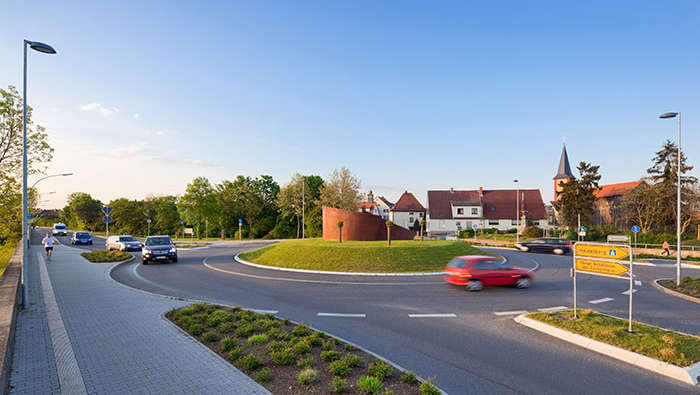 Biler som kjører inn på en parkeringsplass