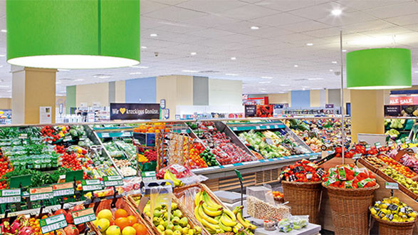 Philips-armaturer og PerfectAccent-reflektorer skaper en pen belysning på supermarkedet Edeka