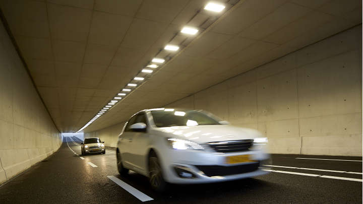 En tunnel som er godt belyst med Philips Lighting
