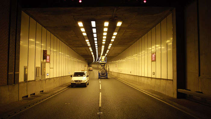 Vedlikeholdsarbeid på belysningen i en tunnel
