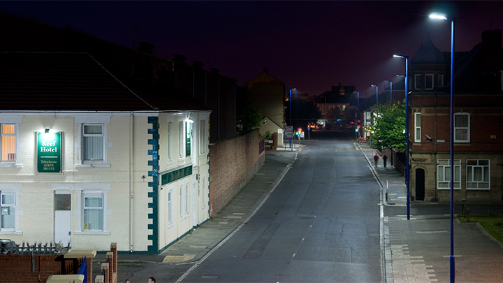 En gate som er belyst med hvitt lys fra Philips, som får innbyggerne til å føle seg trygge 