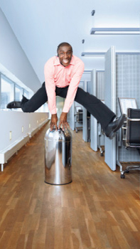 En mann som hopper i en korridor på et kontor med dynamisk belysning fra Philips