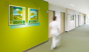 En sykepleier som går i en korridor på et miljøvennlig sykehus 
