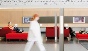 Et trivelig miljø på et venterom med bærekraftig belysning for helsesektoren fra Philips