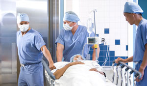 Leger som bærer en pasient under sykehusbelysning fra Philips