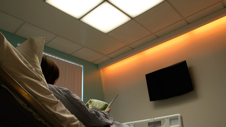HealWell LED-takbelysningen fra Philips Lighting gir en bedre pasientopplevelse ved hjelp av lys som endrer farge for å fremme en god søvnrytme