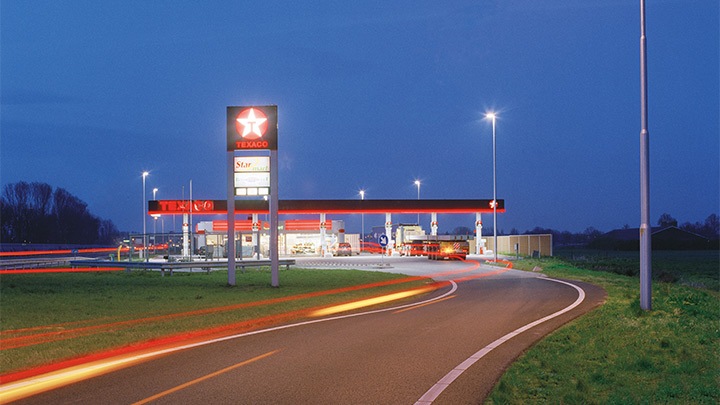 En Texaco-stasjon ved motorveien er fint opplyst ved skumring – utebelysning fungerer som blikkfang
