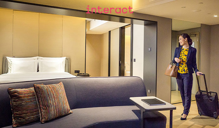 Interact Hospitalitys stemningsskapende belysningsscener på hotellrommet