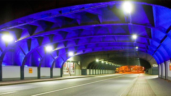 En vakkert belyst tunnelfasade