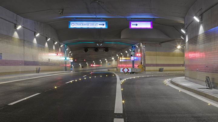 Klar rettledningsbelysning på innsiden av en tunnel