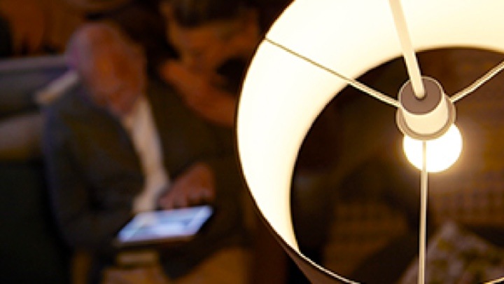 Philips A formet lyspære inni en lampe