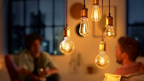 Philips Vintage LED lyspærer som henger fra taket og skaper en koselig varm glød