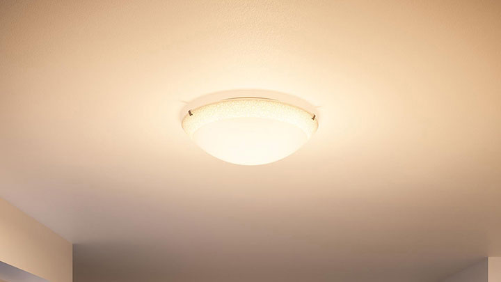 LED lampe fra Philips som er montert i taket