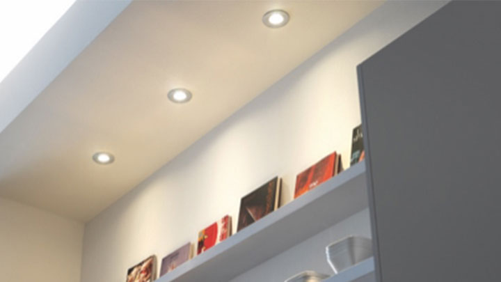 Philips LED spotter som lyser opp en bokhylle
