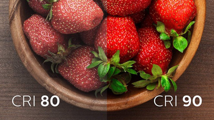 To bilder av jordbær med lav og høy fargegjengivelse