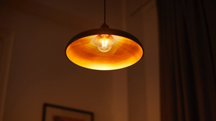 En lampe med en lyspære som har en varm behagelig glød