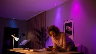Philips Hue smarte LED-lys skaper en levende lilla og rosa stemning i stuen, og viser frem tilpassbar stemningsbelysning for filmkvelder og avslapning i moderne hjem.