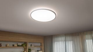 Vintage-inspirerte LED-lyspærer som henger som pendellys skaper en varm atmosfære i en koselig spisestue, og viser frem energieffektive og stilige hjemmebelysningsløsninger