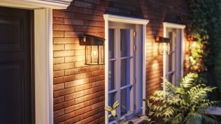 Moderne LED utendørs vegglampe lyser opp rustikk treeksteriør, og viser energieffektive og værbestandige belysningsløsninger for moderne hjemmefasader og verandaer.