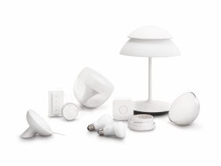 "Philips Hue smart LED-belysningssamling med bordlamper, lyspærer og kontrollenheter for tilpasset hjemmebelysning og stemning."