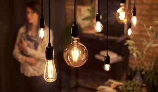"Vintage-stil LED-lyspærer i assorterte former lyser opp spiseområdet, skaper en varm atmosfære og viser frem energieffektive, dekorative belysningsløsninger for moderne hjemmeinteriør."